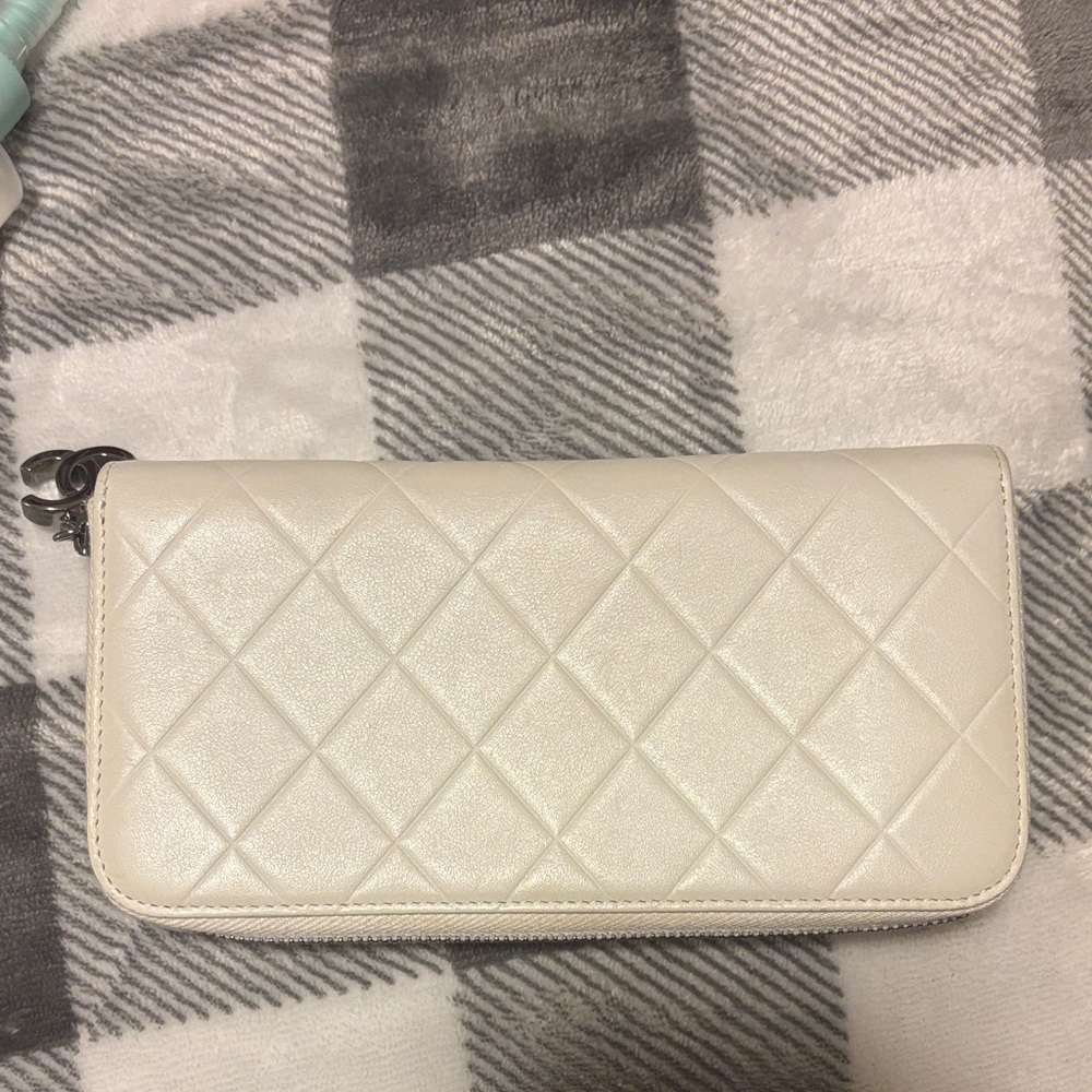 CHANEL Cream Quilted Leather Wallet - Picture 2 of 10